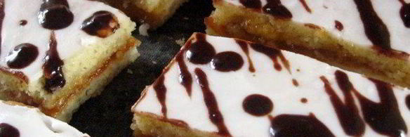 песочное пирожное с глазурью