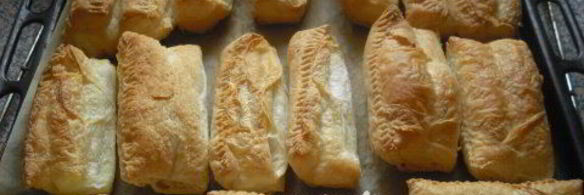 пирожное из слоенного теста