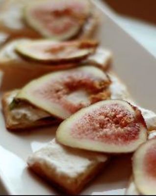 Пирожное из слоеного теста с маскарпоне и инжиром