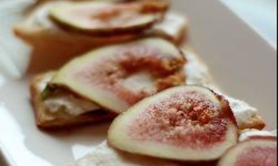 Рецепт пирожного из слоеного теста с маскарпоне и инжиром