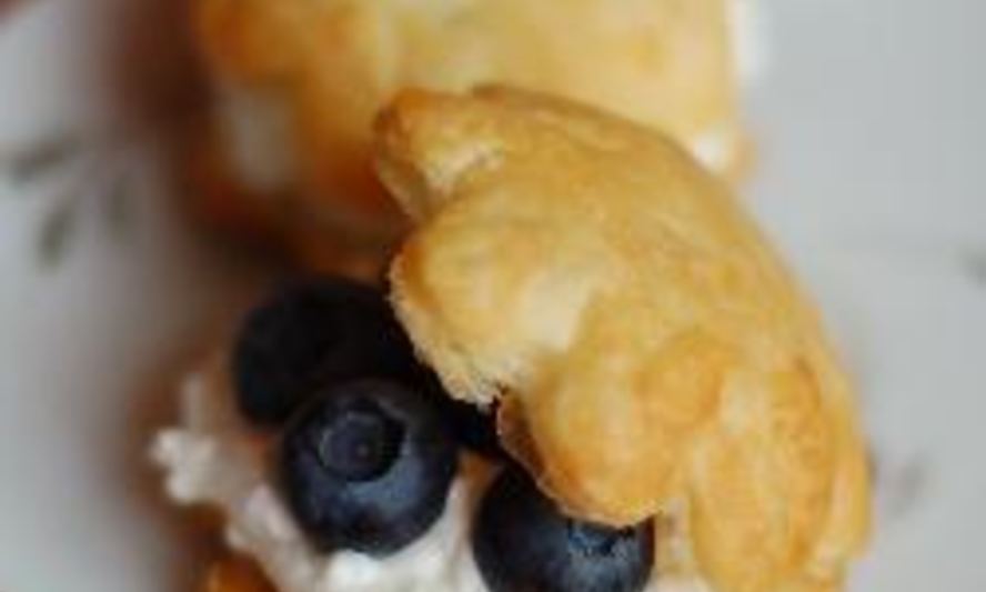 Рецепт пирожного из слоеного теста с ягодами