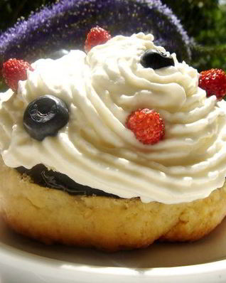 Пирожное с черничным киселем, земляникой и сливками