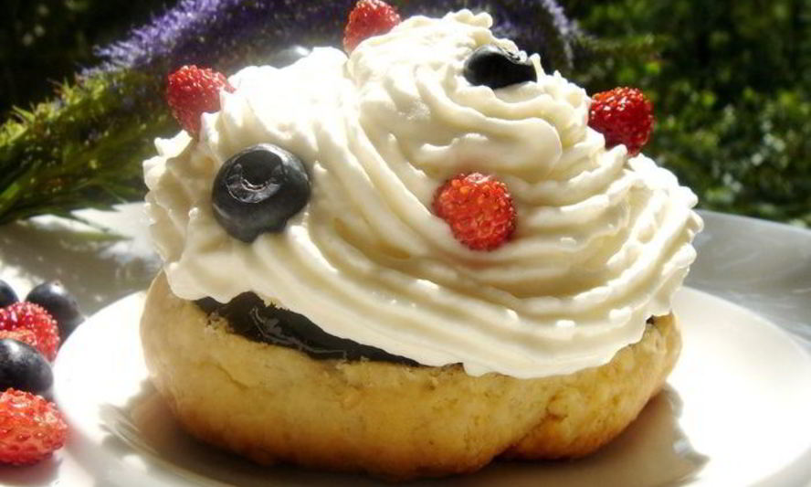 Рецепт пирожного с черничным киселем, земляникой и сливками
