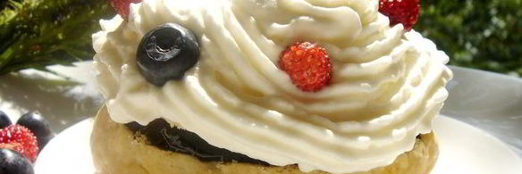 пирожное с черничным киселем, земляникой и сливками