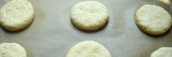 пирожное с черничным киселем, земляникой и сливками