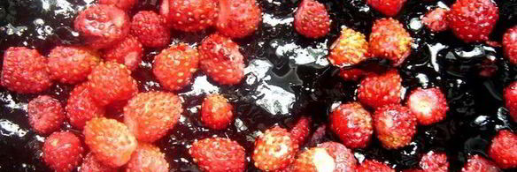 пирожное с черничным киселем, земляникой и сливками