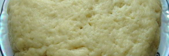 пирожное с черничным киселем, земляникой и сливками