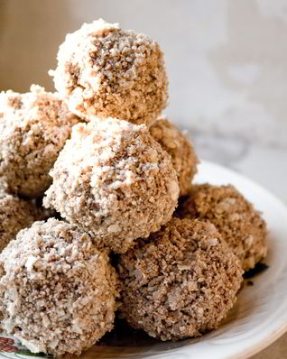 Пирожные с изюмом в шоколадной глазури