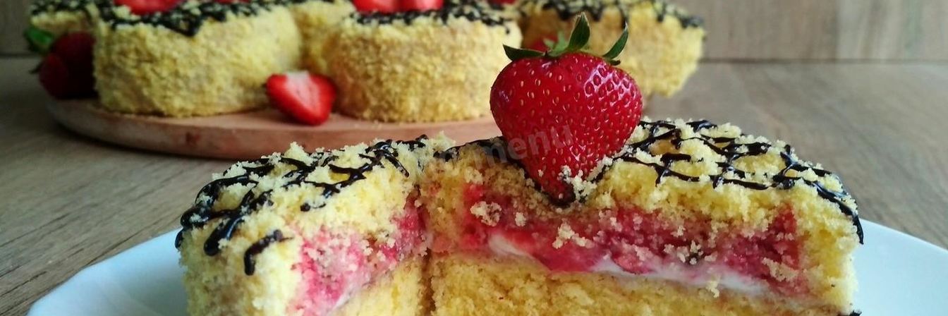 Пирожные с клубникой и бананом