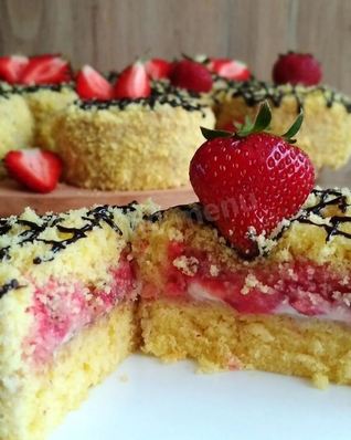 Пирожные с клубникой и бананом