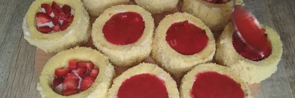 пирожные с клубникой и бананом