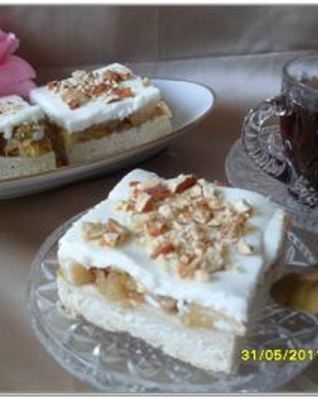 Пирожные с ревенем и яблоками