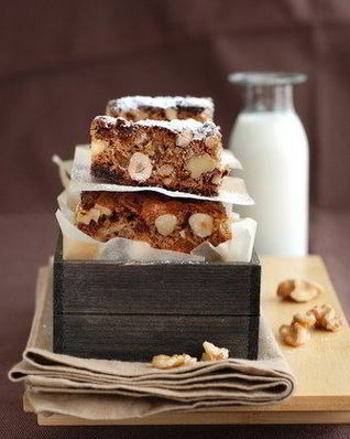 Пирожные с ягодами, миндалем и шоколадом