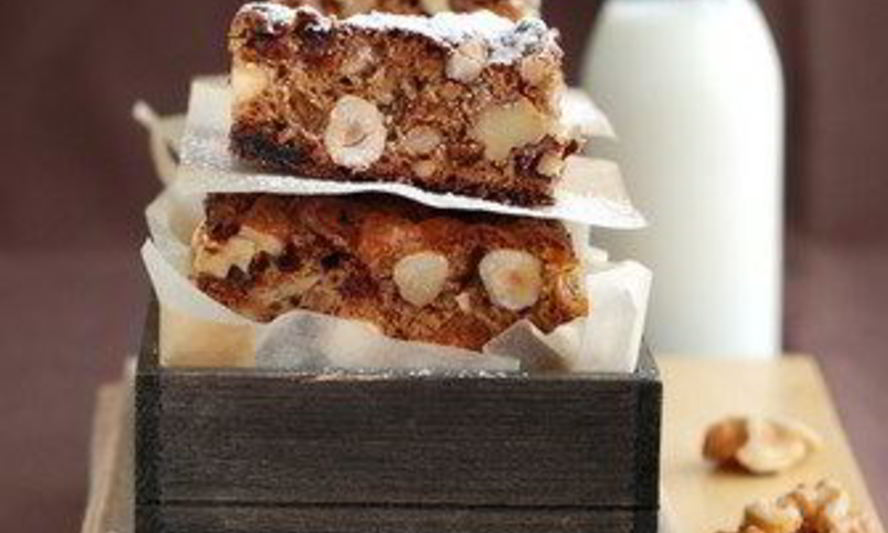 Рецепт пирожных с ягодами, миндалем и шоколадом