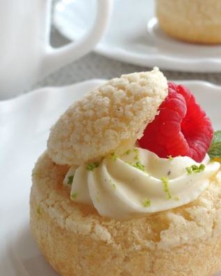 Пирожные Шу с тестом Кракелин, заварным кремом Дипломат и свежей малиной