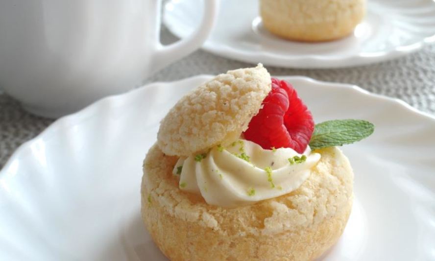 Рецепт пирожных шу с тестом кракелин, заварным кремом дипломат и свежей малиной