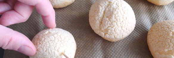 пирожные шу с тестом кракелин, заварным кремом дипломат и свежей малиной