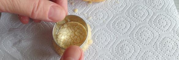 пирожные шу с тестом кракелин, заварным кремом дипломат и свежей малиной