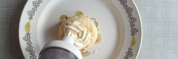 пирожные шу с тестом кракелин, заварным кремом дипломат и свежей малиной