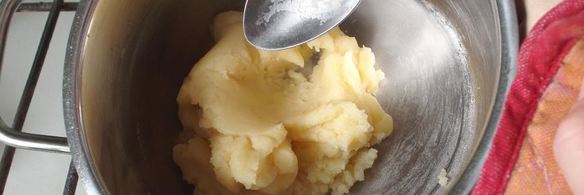 пирожные шу с тестом кракелин, заварным кремом дипломат и свежей малиной