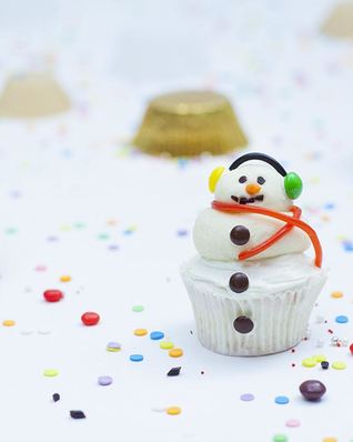 Пирожные Снеговики
