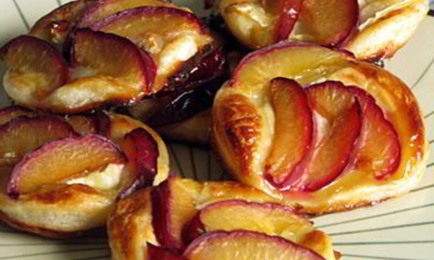 Рецепт пирожных со сливами и козьим сыром