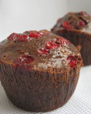 Шоколадно-сырное пирожное с брусникой