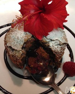 Шоколадное пирожное с малиной