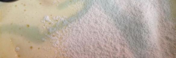 шоколадное пирожное с малиной