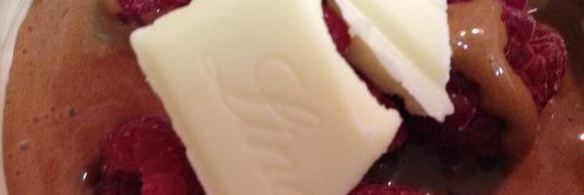 шоколадное пирожное с малиной