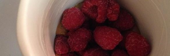 шоколадное пирожное с малиной