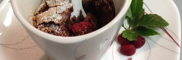 шоколадное пирожное с малиной