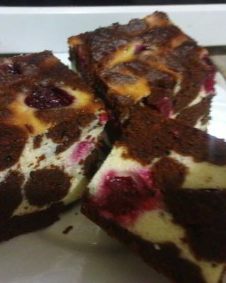 Шоколадный брауни с творогом и вишней