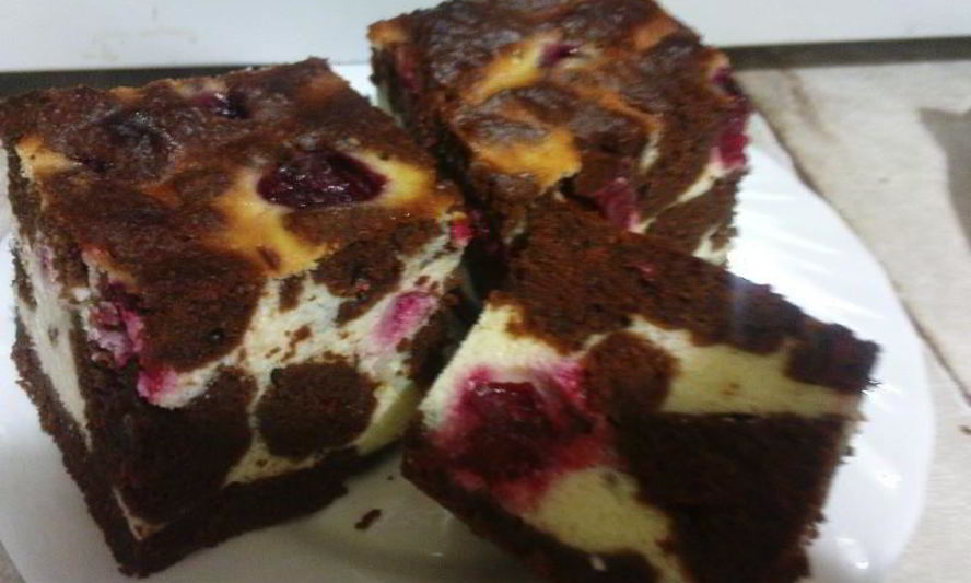 Рецепт шоколадного брауни с творогом и вишней