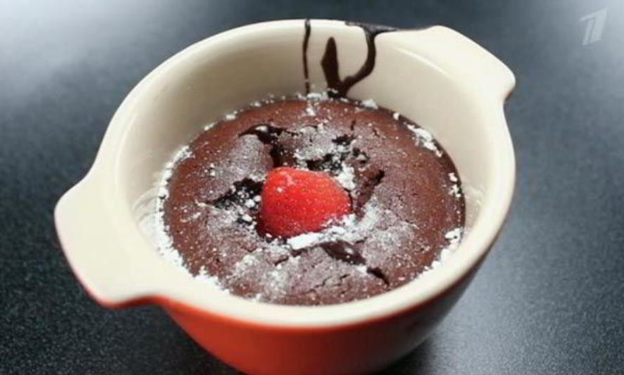 Рецепт шоколадных пирожных с клюквенным соусом