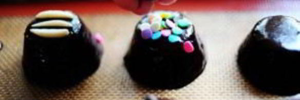 шоколадные пирожные в сливочной глазури