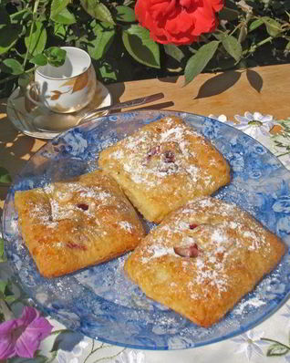 Творожные пирожные с вишней