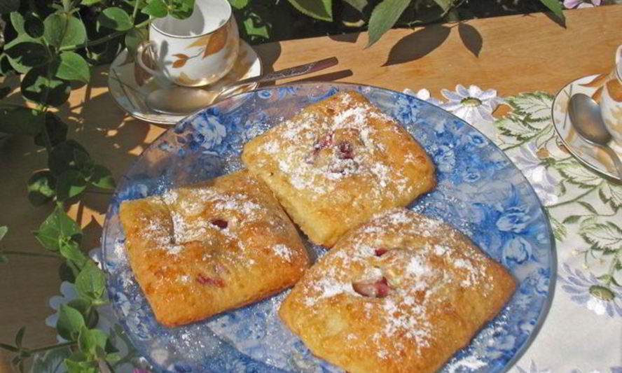 Рецепт творожных пирожных с вишней