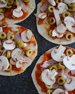 Быстрая пицца с оливками на лепешках