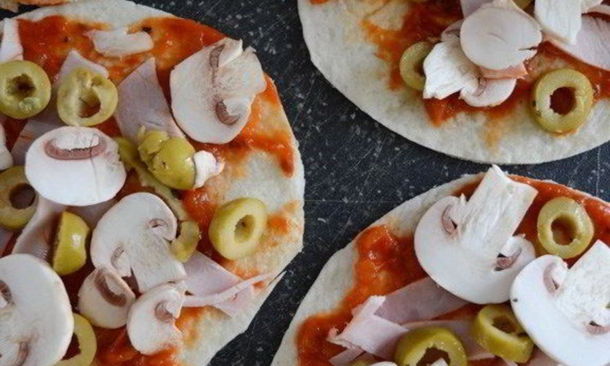 Рецепт быстрой пиццы с оливками на лепешках