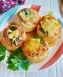 Пицца с колбасой