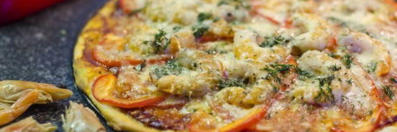 Домашняя пицца с креветками и сыром