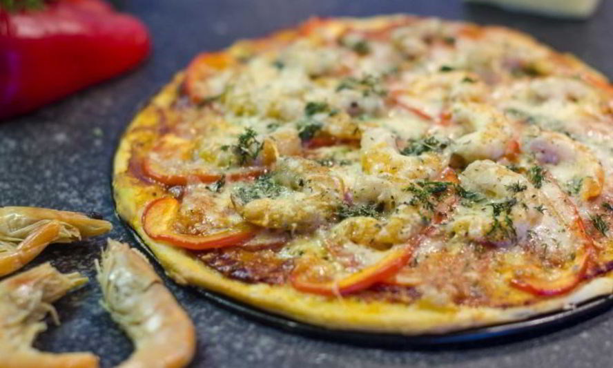 Рецепт домашней пиццы с креветками и сыром