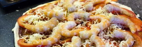 домашняя пицца с креветками и сыром
