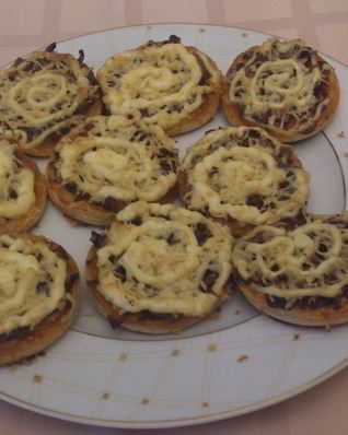 Мини-пиццы с грибами