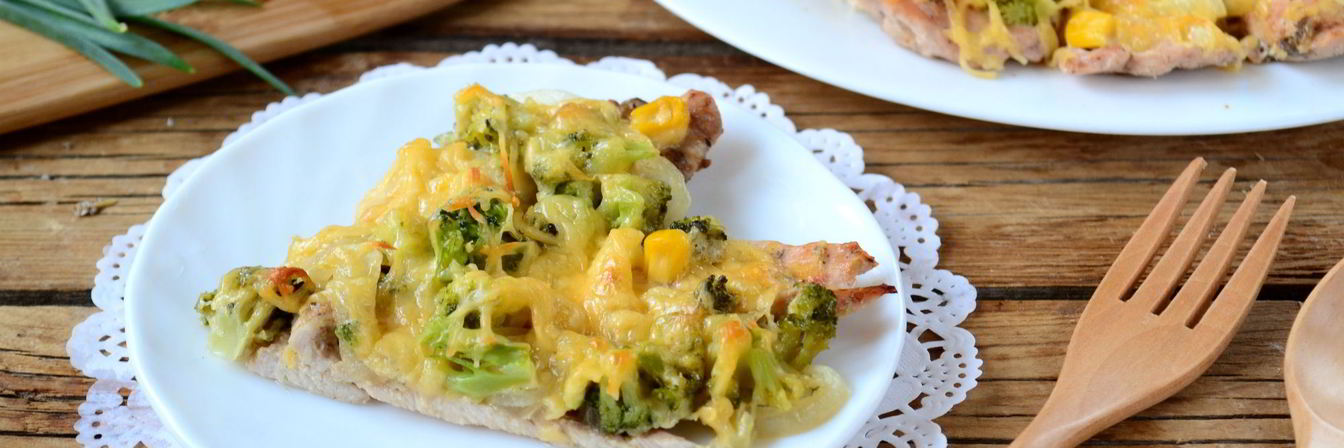 Пицца из куриного филе с сыром и брокколи