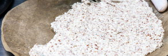 пицца из семян льна и миндаля