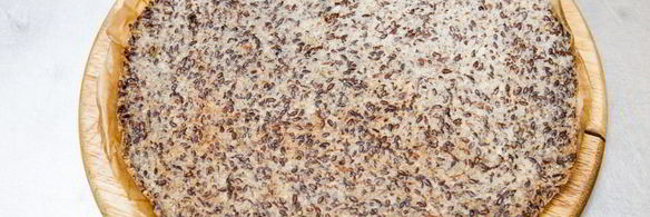 пицца из семян льна и миндаля