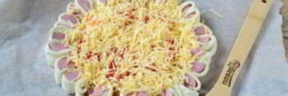 пицца из сосисок в тесте