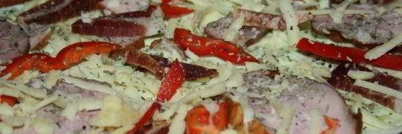 пицца мясная с пастромой и сыровяленым окороком